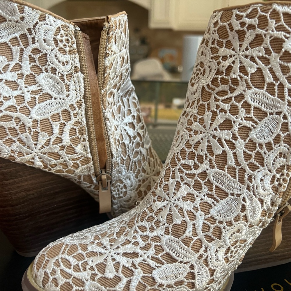 Very Volatile Women's Lace Overlay Ankle Boots - Cream and Tan